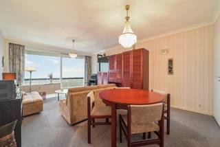 Deze studio biedt tal van voordelen. Gelegen op een gunstige locatie <strong>vlakbij het strand</strong>, openbaar vervoer (zowel trein als tram) en winkels, geniet je van een <strong>frontaal zeezicht</strong> met een prachtig panorama over de pier en de haven van Zeebrugge. Het <strong>terras</strong> biedt een adembenemend <strong>uitzicht over de duinen</strong>. De <strong>lichtrijke leefruimte</strong>, met grote ramen die voor veel natuurlijk licht zorgen, sluit naadloos aan op een<strong> gesloten keuken</strong>.<br /><br />De badkamer is uitgerust met zowel een <strong>ligbad als een douche</strong>, er is een <strong>apart toilet</strong>. <br /><br />De studio beschikt over diverse gemeenschappelijke ruimtes, waaronder een tuin met zitbanken, en een<strong> fietsenberging</strong> voor veilige fietsopslag. Een<strong> privatieve berging</strong> op het gelijkvloers biedt extra opslagruimte, terwijl het <strong>wassalon in het gebouw</strong> tegen betaling kan worden gebruikt. Voor extra veiligheid is er een <strong>videointercomsysteem</strong> in het appartement en <strong>camerabewaking in het gebouw en garagecomplex</strong>. De collectieve <strong>gasverwarming</strong> zorgt voor een efficiënte en comfortabele temperatuurregeling. Tevens zijn er drie privatieve containers om het afval te sorteren.<br /><br />De eigenaar biedt u de <strong>mogelijkheid</strong> tot het <strong>aankopen</strong> van een <strong>staanplaats</strong> voor €25.000.<br /><br />Kortom, zorgt deze studio voor comfort en veiligheid met een uitzonderlijk uitzicht en een gunstige ligging, wat het leven aan de kust tot een ware beleving maakt.