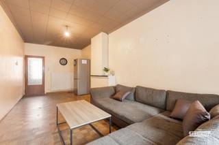 Toplocatie in hartje Roeselare – ideale gezinswoning of interessante investering<br /><br />Bent u op zoek naar een woning op een centrale ligging met een vlotte bereikbaarheid én een interessant rendement? Dan is deze charmante bel-etagewoning in het centrum van Roeselare beslist een bezoek waard. Dankzij de uitstekende locatie, de praktische indeling en de mogelijkheid tot eigen bewoning of investering vormt deze eigendom een unieke opportuniteit.<br /><br />Voor de woning bevindt zich een aangenaam pleintje waar u in alle rust kunt genieten van het stadsleven. Winkels, horeca, scholen, openbaar vervoer en andere dagelijkse voorzieningen bevinden zich op wandelafstand.<br /><br />Technische kenmerken<br /><br />•Centrale verwarming op aardgas<br /><br />•PVC-schrijnwerk met dubbele beglazing<br /><br />•Elektrische installatie conform de geldende regelgeving<br /><br />•Conformiteitsattest aanwezig<br /><br />•Geschikt als eigen woning én als zorgeloze investering<br /><br />Indeling<br /><br />Gelijkvloers<br /><br />•Inkomhal<br /><br />•Ruime inpandige garage<br /><br />•Praktische berging<br /><br />•Kelder<br /><br />•Koer met uitweg via een dienstdoorgang<br /><br />Eerste verdieping<br /><br />•Lichtrijke woonkamer<br /><br />•Volledig uitgeruste keuken<br /><br />•Gezellig terras aansluitend aan de keuken<br /><br />•Badkamer met douche en toilet<br /><br />Tweede verdieping<br /><br />•Nachthal<br /><br />•Apart gastentoilet met handenwasser<br /><br />•Twee volwaardige slaapkamers<br /><br />Zolderverdieping<br /><br />•Bereikbaar via een zolderluik<br /><br />•Ideale extra bergruimte<br /><br />Bent u op zoek naar een woning met een uitstekende ligging, een praktische indeling en een aantrekkelijk investeringspotentieel? Neem vandaag nog contact op met Immo François voor meer informatie of plan uw bezoek. Wij begeleiden u graag verder.<br /><br />