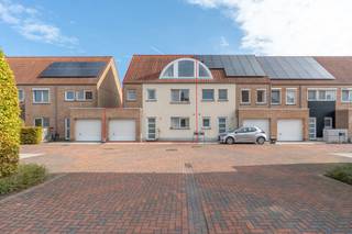 <p><strong>Instapklare gezinswoning met 3 slaapkamers, tuin en garage in rustige wijk te centrum Vosselaar.</strong><br />EPC: B-label | Mogelijkheid tot 4 slaapkamers | Elektriciteit conform<br /><br /><strong>Omschrijving:</strong><br />We betreden deze instapklare woning via de inkomhal, dewelke voorzien is van een gastentoilet. De leefruimte geniet van een prachtige lichtinval en omvat een gezellige woonkamer, eetkamer en open keuken. De keuken is uitgerust met een keramische kookplaat, dampkap, combi-oven, koelkast en dubbele wastafel. Via de schuiframen kan men de aangename tuin met terras betreden.<br /><br />Op de eerste verdieping vinden we 3 volwaardige slaapkamers, een apart toilet en een badkamer met een ligbad en een badkamermeubel met enkele wastafel. Als troef biedt de woning een af te werken zolderverdieping met vaste trap, dewelke gebruikt kan worden als 4de slaapkamer of hobbykamer.<br /><br />Als extra beschikt de woning over een inpandige garage.<br /><br /><strong>Algemeen:</strong><br />- EPC: B-label<br />- Bouwjaar 2004<br />- Automatische garagepoort<br />- Inpandige garage<br />- Topligging nabij centrum Vosselaar</p>