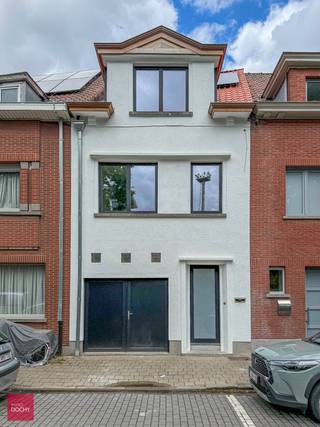 Tot in detail vernieuwde woning bestaande uit een inkomhall, living, ingerichte keuken, 3 slaapkamers, badkamer, stadstuin en garage met berging.