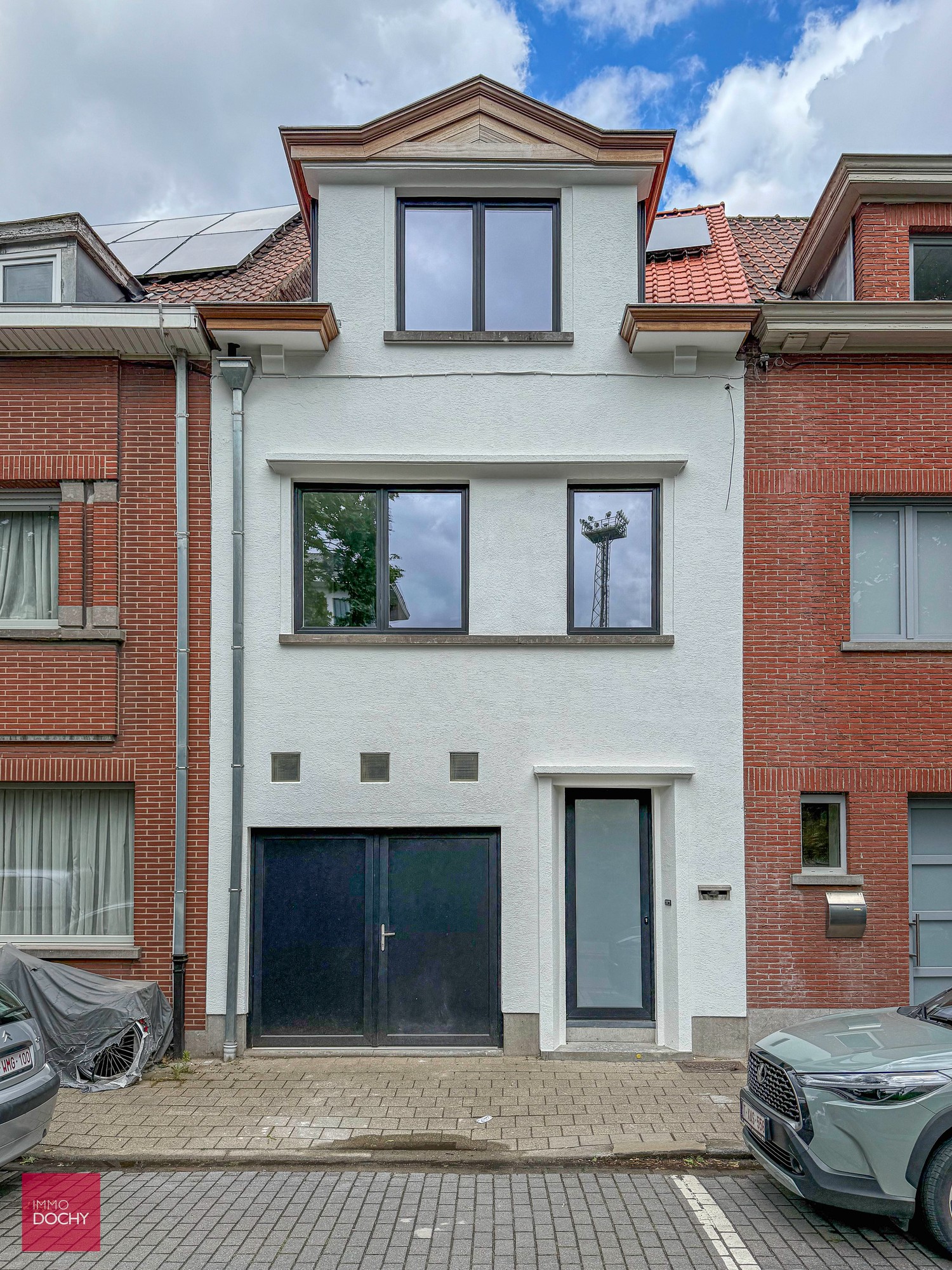 Tot in detail vernieuwde woning bestaande uit een inkomhall, living, ingerichte keuken, 3 slaapkamers, badkamer, stadstuin en garage met berging.