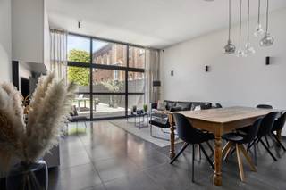 <strong>Klassevolle, centraal gelegen herenwoning met o.a. een bewoonbare oppervlakte van 230 m², 4 slaapkamers, een gezellige tuin en zoveel meer. EPC-label B.</strong><br /><br />Op het gelijkvloers bevindt zich een inkomhal die toegang geeft tot een gezellige lounge. Deze ruimte is perfect geschikt voor een vrij beroep of zelfstandige activiteit, maar kan evengoed ingericht worden als leeshoek, ontvangstruimte of bureau. Verder beschikt de woning over een lichtrijke hal met vestiaire en een aangename woonkamer met open keuken. Aansluitend aan de keuken bevindt zich een praktische berging.<br /><br />De eerste verdieping bestaat uit een nachthal, badkamer en 2 ruime slaapkamers, waarvan één met eigen dressing. <br /><br />Op de tweede verdieping bevinden zich een open slaapkamer, een nachthal, een apart toilet, een vierde slaapkamer en een technische ruimte.<br /><br />Tot slot beschikt deze prachtige herenwoning over een aangename, onderhoudsvriendelijke tuin met een ruim terras, grasveld en tuinhuis.<br /><br />De woning geniet van een verkeerstechnische topligging in het centrum van Tienen, met de E40, scholen, het station, winkels en openbaar vervoer in de onmiddellijke nabijheid. Bovendien bevindt zich op slechts enkele meters afstand een ruime openbare parking.<br /><br />Interesse? Bel naar 0496 07 89 48.
