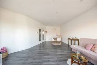 <p>Op zoek naar een appartement waar comfort, mobiliteit en woonkwaliteit hand in hand gaan? Dit gerenoveerde appartement van 89 m² combineert een slimme indeling met een ideale ligging aan de Boomsesteenweg.</p><p>Supermarkten, scholen, sportfaciliteiten en gezellige eetadresjes liggen letterlijk om de hoek. Voor wie graag de natuur opzoekt, liggen het Schoonselhof, het Valaarpark en de Wilrijkse Pleinen vlakbij. En dankzij de directe verbinding met belangrijke invalswegen ben je in een wip in Antwerpen of Brussel.</p><p>Waarom je hier wil wonen<br />•    Degelijke betonconstructie<br />•    Technieken en isolatie up-to-date<br />•    Individuele meters voor alle nutsvoorzieningen<br />•    Laag EPC (C) – Elektriciteit conform – Asbestveilig<br />•    Terrasje van 6 m² aan de rustige achterzijde</p><p>Het appartement bevindt zich op de tweede verdieping van een kleinschalig gebouw en verwelkomt je via een inkomhal die doorloopt naar de ruime leefruimte. Aan de achterzijde vind je de volledig uitgeruste keuken met aansluitend het zonnige terras — de perfecte plek voor een koffie in de ochtendzon of een ontspannen avondmoment.<br />De twee slaapkamers zijn volwaardig en praktisch in te richten. De moderne badkamer biedt een comfortabele inloopdouche, wastafel, toilet en aansluiting voor wasmachine.</p><p>Dit is de ideale woonst voor wie comfortabel wil wonen op een centrale plek, of een slimme investering zoekt in een buurt die blijft groeien.<br />Momenteel verhuurd aan € 850/ maand.</p><p>Benieuwd? Plan vandaag nog je bezoek!</p>