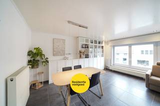 In een rustige buurt van Oostende vind je deze verzorgde bel-étagewoning, een ideale gezinswoning die comfort, ruimte en praktische indeling moeiteloos combineert. De woning werd gebouwd in 1964 en werd de voorbije jaren met zorg onderhouden en deels vernieuwd. <br /><br />Bij het binnenkomen word je verwelkomd in een ruime inkomhal met vestiaireruimte en handige berging onder de trap. Op het gelijkvloers bevindt zich tevens de garage, een praktische wasplaats met lavabo en aansluiting voor wasmachine, en een apart toilet. Achteraan geniet je van een aangename tuin met twee terrassen, perfect om te ontspannen.<br /><br />Op de eerste verdieping bevinden zich de leefruimtes. De lichtrijke woonkamer met tegelvloer en pvc-ramen met dubbel glas vormt het hart van de woning en sluit mooi aan op de aparte keuken, die uitgerust is met gasfornuis, vaatwasser, dubbele spoelbak en combi-oven. Van hieruit heb je toegang tot een zonnig terras met twee handige bergingen. De vernieuwde badkamer straalt frisheid uit met haar moderne inloopdouche, lavabo met meubel, toilet en handdoekradiator.<br /><br />De tweede verdieping biedt drie comfortabele slaapkamers, telkens met laminaatvloer en pvc-ramen met dubbel glas, en extra bergruimte via een zolderluik. <br /><br />Interesse? Contacteer ons en ontdek de troeven van deze woning!<br /><br />Neem voorsprong met een vrijblijvende en gratis schatting van uw eigendom via:<br />http://www.residentievastgoed.be/gratisonlineschatten