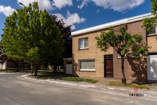 Degelijke halfopen woning met garage in het centrum van Roeselare.De woning bestaat uit:Gelijkvloers: inkomhal met gastentoilet - ruime lichtrijke...