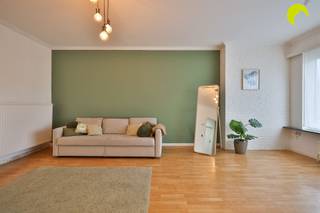 <p><span>De zeer gegeerde Oosterveldwijk is gelegen op het knooppunt van de gemeenten Wilrijk, Edegem, Berchem en Mortsel. Vanuit deze residentële wijk zijn winkels, scholen en alle vormen van openbaar vervoer (bus, tram, trein) op wandelafstand te bereiken. Ook het gemeentelijke park fort V en domein Middelheim met het bekende museum liggen vlakbij. Uitstekende verbinding naar Antwerpen – Brussel via E19 en A12, naar Hasselt – Gent via Ring.</span></p><p><span>Het kleinschalige gebouw met 3 appartementen wordt prima onderhouden door de mede-eigenaars. Er zijn slechts heel beperkte maandelijkse kosten! De blokpolis, het waterverbruik (per bewoner) en verlichting van de gemene delen worden door één van de mede-eigenaars afgerekend.</span></p><p><span>Het dak van het gebouw is nog niet geïsoleerd, maar er werden door de mede-eigenaars wel recent offertes opgevraagd en consensus voor de uitvoering van de werken. </span></p><p><span>De verwarming loopt op een zuinige condensatieketel! De elektriciteit heeft slechts een paar kleine aanpassingen nodig.</span></p><p><span> </span></p><p><span>Indeling:</span></p><p><span>We komen binnen in het appartement op de tweede verdieping via de centrale inkomhal met handige vestiairekast en apart toilet. </span></p><p><span>Vooraan zien we de lichtrijke leefruimte met aansluitend de keuken, voorzien van een kookplaat, oven, dampkap en dubbele gootsteen. </span></p><p><span>Centraal is er de badkamer met ligbad en lavabomeubel. </span></p><p><span>Achteraan zijn er twee slaapkamers waarvan de kleinste (9 m²) toegang geeft tot het terrasje.</span></p><p><span>Tussen de hall en de grootste slaapkamer is er nog een derde doorloop-kamer die perfect dienst kan doen als dressing, bureau of logeerkamer.</span></p><p><span>Tenslotte is er de mogelijkheid om een garagebox aan de overkant van de straat aan te kopen aan 25.000 euro (niet verplicht).</span></p><p><span> </span></p><p><span>Samengevat:</span></p><p><span>- Ruim appartement met 2 à 3 slaapkamers en veel lichtinval</span></p><p><span>- Klein gebouw met amper gemeenschappelijke kosten en inwonende beheerder</span></p><p><span>- Absolute topligging in de Oosterveld-wijk</span></p><p><span> </span></p><p><span>EPC: 411 kWh/m²jaar - E-label  (Renovatieplicht van toepassing)</span></p><p><span>Waterinfo: G-score A  -  P-score A</span></p><p><span> </span></p><p><span>Voor een bezoek ter plaatse kan u ons contacteren op het nummer 03 449 42 41 of mail ons via <span>hallo@habicom.be</span></span></p><p><span>Benieuwd naar de waarde van jouw woning?  Check het gratis op <span>www.watismijnhuiswaard.be</span></span></p><p><span> </span></p><p><span> </span></p>