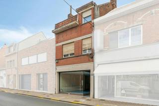 Deze opbrengsteigendom is uitstekend gelegen in de stadskern van Izegem en omvat een handelspand met achterliggende woonst van ca. 228 m² , een duplexappartement en een ruime garage. Dankzij de centrale ligging bevinden diverse handelszaken, de Heilig-Hartkerk en de Sint-Jozefskliniek zich op wandelafstand.<br /><br />Op het gelijkvloers beschikt de woonst over een ruime winkelruimte met open kasten, een vestiaire met aparte berging, een lichtrijke leefruimte met dakvensters en een aansluitende open keuken. Verder zijn er een hal, badkamer met douche, dubbel lavabomeubel en ligbad, een praktische berging/wasplaats en een apart toilet. Achteraan bevindt zich een ruime, polyvalente open ruimte met veel natuurlijke lichtinval. Via de trap in deze ruimte bereikt u de eerste verdieping, waar zich één à twee slaapkamers bevinden.<br /><br />Een bijkomende troef is de ruime, ingesloten stadskoer, die zorgt voor een aangename buitenruimte midden in de stad.<br /><br />De eigendom beschikt bovendien over een zeer ruime garage, geschikt voor het stallen van circa drie wagens. Deze is bereikbaar via de Onze-Lieve-Vrouwestraat en is uitgerust met een automatische sectionaalpoort. De garage wordt afzonderlijk aangeboden.<br /><br />Tot slot omvat de eigendom een duplexappartement. Op de eerste verdieping bevinden zich een inkomhal, gastentoilet, keuken uitgerust met fornuis, oven en spoelbak, een berging en een ruime woonkamer. Via de vaste trap bereikt u de tweede verdieping, waar een ruime slaapkamer, een badkamer met bad en wastafel en een extra berging aanwezig zijn.<br /><br />Een veelzijdige eigendom met een interessante combinatie van commerciële ruimte, woongelegenheid, een duplexappartement, ruime buitenruimte en een grote garage, gelegen op een uiterst centrale locatie in Izegem.<br /><br />Dit pand is onderworpen aan de renovatieverplichting van de Vlaamse overheid voor residentiële gebouwen (behoudens bij sloop binnen 5 jaar na de aankoop). Consulteer voor meer informatie de website van het Vlaams Energie- en Klimaatagentschap via https://www.vlaanderen.be/een-woning-kopen/renovatieverplichting-voor-residentiele-gebouwen<br /><br />Bestuursmaatregelen in het maatregelenregister: nee<br /><br />Deze AI-visualisaties zijn bedoeld als inspiratie. Er werd geen rekening gehouden met technische specificaties, stedenbouwkundige voorschriften of de concrete mogelijkheden tot realisatie.