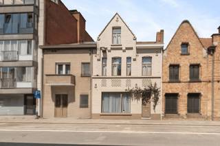 Op een centrale ligging, vlak bij het stadscentrum, winkels, scholen en openbaar vervoer, bevindt zich deze verrassend ruime stadswoning met tal van mogelijkheden.<br /><br />De woning is als volgt ingedeeld: glv.: inkomhal, een gezellige woonkamer, een eetplaats, een keuken, een afzonderlijk toilet, twee praktische bergingen (koele berging en wasplaats) en een badkamer met douche, lavabo en toilet. 1e v.: nachthal met afzonderlijk toilet, drie volwaardige slaapkamers, een aangenaam dakterras en een atelier/buitenberging. 2e v.: twee ruime kamers, momenteel ingericht als opname- en muziekstudio, maar perfect geschikt als extra slaapkamers, hobbyruimte of bureau.<br /><br />Dankzij de ruime indeling, de veelzijdige invulling en de uitstekende ligging vormt deze woning de ideale thuis voor wie op zoek is naar ruimte en mogelijkheden in het hart van de stad.<br /><br />Wenst u meer informatie of een bezoek ter plaatse? Neem dan contact op met Imani: 0478 26 26 36 - imani@panorama.immo