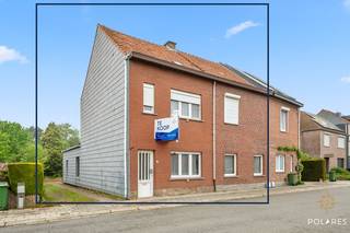*** RESERVEER UW BEZOEK VIA WWW.POLARES.EU *** <br />In Kessel-Lo bevindt zich deze verrassend ruime halfopen bebouwing met een uitzonderlijk renovatiepotentieel. Een unieke opportuniteit voor wie op zoek is naar ruimte, licht en een topligging in de groene rand rond Leuven.<br />De woning geniet van een uiterst gegeerde ligging, op wandelafstand van het Provinciaal Domein Kessel-Lo en vlak bij het bruisende centrum van Leuven. Hier woont u rustig en groen, met alle voorzieningen, scholen, openbaar vervoer en ontspanningsmogelijkheden binnen handbereik.<br /><br />Wat deze eigendom echt bijzonder maakt, zijn de indrukwekkende volumes. Met een gevelbreedte van bijna 10 meter, een bewoonbare oppervlakte van meer dan 200 m² (exclusief zolder) en een perceel van bijna 8 are, biedt deze woning ongeziene mogelijkheden voor wie droomt van een ruime gezinswoning op maat.<br />De enorme zolderverdieping van maar liefst 70 m² vormt een absolute troef en biedt een zee aan ruimte voor het creëren van extra slaapkamers, een master suite, hobbyruimte of bureau. Achteraan geniet het perceel bovendien van een gunstige westelijke oriëntatie, ideaal om optimaal van de namiddag- en avondzon te genieten.<br /><br />Deze woning vormt de perfecte basis voor een stijlvolle totaalrenovatie waarbij ruimte, licht en locatie samenkomen in een uitzonderlijk woonproject.<br />Een buitenkans voor wie potentieel weet te herkennen op een absolute toplocatie in Kessel-Lo.
