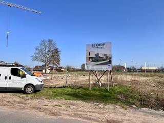 <p>Droomt u van een eigen woning op een rustige, groene locatie? Aan de Molenberg in Maldegem bieden wij een aantrekkelijk perceel bouwgrond voor open bebouwing aan – de perfecte plek om uw woonproject werkelijkheid te maken.</p>
<p>Deze bouwgrond combineert ruimte, rust en vrijheid, waardoor u alle mogelijkheden heeft om een woning te bouwen die volledig aansluit bij uw wensen en levensstijl. Dankzij de aangename en kindvriendelijke omgeving geniet u hier van een ideale woonkwaliteit, terwijl u toch vlot verbonden blijft met het centrum en de belangrijkste voorzieningen.</p>
<p><strong>Troeven van dit perceel:</strong></p>
<ul>
<li>
<p>Ruim perceel met tal van bouwmogelijkheden</p>
</li>
<li>
<p>Geschikt voor open bebouwing</p>
</li>
<li>
<p>Bouwrijp perceel</p>
</li>
<li>
<p>Geen bouwverplichting: ontwerp en bouw uw woning volledig naar eigen smaak (conform stedenbouwkundige voorschriften)</p>
</li>
</ul>
<p>Hier krijgt u de kans om een moderne, energiezuinige woning of villa te realiseren op een locatie waar rust, ruimte en wooncomfort centraal staan.</p>
<p><strong>Interesse?</strong><br />Neem gerust contact met ons op voor meer informatie of plan een vrijblijvend bezoek ter plaatse. Ontdek zelf de mogelijkheden van deze unieke bouwgrond. Contacteer Bonne Vastgoed via 050/73.73.73 of via info@bonnevastgoed.be</p>