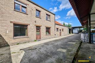 <p><span>Deze </span><span>zeer ruime woning</span><span> biedt vooral veel potentieel voor wie op zoek is naar oppervlakte, meerdere slaapkamers en een praktische ligging. Dankzij de </span><span>6 volwaardige slaapkamers</span><span> en de royale ruimtes kan het pand, mits de nodige renovatiewerken onder meer interessant zijn voor investeerders of bedrijven die huisvesting voor werkkrachten voorzien.</span></p><p><span>De woning is gelegen langs een vlot bereikbare verbindingsweg tussen Leopoldsburg en Lommel, met winkels en scholen vlakbij en natuur in de directe omgeving. <br />Binnen valt vooral de grote bewoonbare oppervlakte op. Het gelijkvloers biedt bijzonder veel ruimte en beschikt onder andere over een open keuken, een basic ingerichte badkamer en verschillende praktische opbergmogelijkheden.</span></p><p><span>Ook boven is ruimte troef, met in totaal </span><span>zes volwaardige slaapkamers</span><span>. Hierdoor leent de indeling zich tot verschillende invullingen en kan de woning na renovatie aangepast worden aan de behoeften van de toekomstige eigenaar of gebruiker.</span></p><p><span>Het pand vraagt een grondige renovatie. De elektrische installatie is momenteel niet conform en ook energetisch zijn er nog verbeteringen mogelijk. Zo wordt de woning momenteel verwarmd via LPG en elektrische kachels, zijn er nog geen zonnepanelen aanwezig en dient rekening gehouden te worden met de renovatieverplichting. Dit biedt tegelijk de mogelijkheid om het pand technisch en energetisch volledig naar eigen inzicht te moderniseren.</span></p><p><span>Het geheel bevindt zich op een ruim perceel.  Achteraan de woning is er een loods en een afdak voor stalling van materiaal of voertuigen. </span></p><p><span>Kortom: een pand met uitzonderlijk veel ruimte en 6 slaapkamers, interessant voor wie bereid is te renoveren en vooral veel vierkante meters en gebruiksmogelijkheden zoekt.</span></p><p><span> </span></p><p><span>Renovatieverplichting residentiële gebouwen van toepassing.<br />Meer info: <span>https://energiesparen.be/renovatieverplichting</span></span></p><p><span> </span></p><p><span>Bestuursmaatregelen in het maatregelenregister: nee</span><span> </span></p><p><span> </span></p>