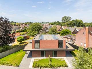 <p>2 kwalitatieve luxueuze ENERGIENEUTRALE moderne nieuwbouwwoningen (21% btw). E-PEIL 0, TOPAFGEWERKT! INDELING: inkom met apart toilet, lichtrijke leefruimte (mooi parket), open geïnstalleerde keuken met EILAND (Siemenstoestellen en werkblad in composiet), handige berging. Aangelegd TERRAS en OPRIT en omheinde TUIN. Op het verdiep bevinden zich de overloop, moderne badkamer (inloopdouche, bad, dubbele lavabo), apart toilet, en 3 grote slaapkamers. TROEVEN: geothermische warmtepomp: vloerverwarming/vloerkoeling, zonnepanelen, 20.000 liter regenwater, massieve houtbouw, parket, reeds geschilderd, TOPAFGEWERKT!</p>