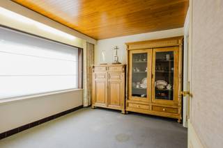 <p><strong>Welkom in de Oudstrijderslaan 10 te Aalbeke!</strong><br /><br />Deze woning vraagt wat <strong>opfrissingswerk</strong>, maar biedt heel wat <strong>mogelijkheden</strong>.<br /><br />We komen binnen via de <strong>inkomhal</strong>, die toegang geeft tot de leefruimte en de kelder. Verder bevinden zich op het gelijkvloers de <strong>keuken</strong>, <strong>badkamer en praktische berging</strong>. Achteraan de woning vinden we nog een <strong>bijkeuken </strong>en een <strong>apart toilet</strong>.<br /><br />Buiten geniet je van een <strong>terras met aansluitende tuin en tuinhuis</strong>. Een extra troef is de <strong>uitweg achteraan het perceel</strong>, ideaal om fietsen vlot en veilig binnen te plaatsen.<br /><br />Op de eerste verdieping bevinden zich <strong>vier kamers</strong>, die je naar eigen wens kunt inrichten als slaapkamers, bureau of hobbyruimte. Verder is er nog een <strong>zolder </strong>aanwezig.<br /><br /><strong>De ligging is een absolute troef!</strong> Je woont hier in een <strong>rustige woonwijk, </strong>op wandelafstand van het centrum van Aalbeke.<br /><br /><strong>Zie jij het potentieel van deze woning?</strong> Contacteer ons gerust voor meer informatie:<br /><br /><strong>Simon </strong>+32 471 547 642 - <u><strong>simon@dekeyser.immo </strong></u><br /><strong>Yorben </strong>+32 468 188 061 - <u><strong>yorben@dekeyser.immo</strong></u></p>