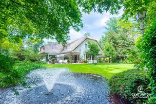 <p><strong>Karaktervol landhuis met prachtig aangelegde tuin, bijgebouw en extra naastliggend bouwperceel van ca 2077m² met verweven tuin optioneel bij aan te kopen – uniek woonaanbod op toplocatie</strong></p>
<p>In een residentiële en rustige omgeving wacht dit uitzonderlijk goed onderhouden landhuis op haar nieuwe bewoners. Gelegen op een royaal dubbel perceel met een schitterend aangelegde en volgroeide tuin, biedt deze eigendom een unieke combinatie van charme, ruimte en veelzijdigheid.<br /><strong>Bovendien geniet u van een uitstekende bereikbaarheid: op slechts 25 minuten rijden van zowel Eindhoven (NL) als Antwerpen (BE)</strong> – een ideale ligging voor wie centraal, maar toch in alle rust wil wonen.</p>
<p>Via de ruime inkomhal met gastentoilet en aparte bureauruimte betreedt u de sfeervolle leefruimte. De gezellige open haard, de brede raampartijen en de naadloze overgang naar de eetkamer zorgen voor een warme, huiselijke sfeer met overal zicht op de prachtige tuin. De volledig uitgeruste keuken is aangenaam ruim en beschikt over een aansluitende berging.</p>
<p>Op de eerste verdieping bevinden zich vier volwaardige slaapkamers en drie badkamers. De masterbedroom beschikt over een eigen inloopdressing, een royale badkamer én een privé-sauna – een ware wellnessbeleving aan huis.</p>
<p>Een bijzonder pluspunt is het multifunctionele bijgebouw, dat bestaat uit een ruime garage met drie poorten en meer dan voldoende opbergruimte. De bovenverdieping van dit gebouw is ingericht als hobbyruimte met een gezellige bar, douche en apart toilet – ideaal als gastenverblijf, atelier, of als zelfstandige ruimte voor inwonende tieners of hulp. Deze verdieping is bereikbaar via een aparte buitentrap.</p>
<p>De tuin is werkelijk een parel: aangelegd als een rustgevend park met vijvers, wandelpaadjes en idyllische zithoekjes vormt het geheel een oase van groen en stilte. Dit extra perceel biedt tevens potentieel voor wie toekomstgericht denkt aan bouwen of uitbreiden. Voor meer informatie over de villa met inbegrip van het optionele perceel verwijzen we u door naar onze eigen website.</p>
<p><strong>Kortom: een unieke kans voor wie op zoek is naar een karaktervol landhuis met veel ruimte, privacy, uitstekende bereikbaarheid en een uitzonderlijk mooie buitenomgeving.</strong></p>