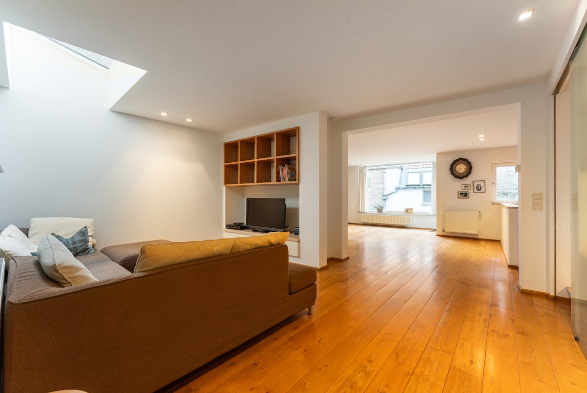 Ruime woning met handelsgelijkvloers en appartement in het centrum van Veurne. - foto 3