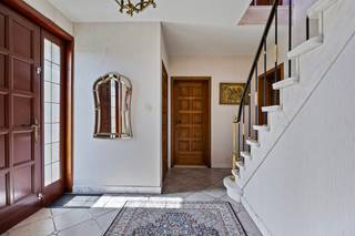 Cette villa spacieuse à rafraîchir est située à la campagne, sur un vaste terrain, et offre une vue imprenable sur les environs.En entrant, vous...