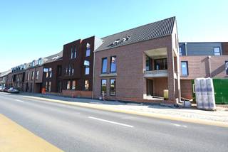 KOOP NU EN BETAAL PAS BIJ OPLEVERING !!<br /><br />Prachtig nieuwbouwproject op toplocatie in de dorpskern van Berlaar.<br /><br />Deze prachtige residentie in het centrum van Berlaar staat voor een stijlvolle, hedendaagse en tijdloze architectuur. De materiaalkeuze en detaillering resulteert in gevels die eenvoud en klasse uitstralen. Deze lijn wordt volledig doorgetrokken in heel het project dat met de grootste zorg voor esthetiek werd ontworpen.<br /><br />Dit project zal bestaan uit 14 appartementen met 1, 2 of 3 slaapkamers in combinatie met bovengrondse carports en privatieve bergingen. De bewoonbare oppervlaktes variëren tussen de 80 m² en 131 m² allen voorzien van unieke lichtinval.<br /><br />We betreden de appartementen via de inkomhal dewelke ons leidt tot een zeer lichtrijke leefruimte met toegang tot het prachtige zonneterras, aansluitend vinden we de eetplaats en een volledig uitgeruste open keuken. Verder hebben we nog telkens 1, 2 of 3 slaapkamers, een apart toilet, een geriefelijke berging en een ruime badkamer.<br /><br />Er zal standaard gebruik gemaakt worden van vloerverwarming met warmtepomp, ventilatie en zonnepanelen dewelke voor een lage energiebehoefte zullen zorgen.<br /><br />BOVENGRONDSE CARPORT EN BERGING inbegrepen in de prijs!<br /> <br />Kom snel eens langs bij ons, dan geven we u graag meer uitleg op maat. U kan ons ook contacteren voor een vrijblijvende waardebepaling van uw eigendom. U zal vakkundig bijgestaan worden in combinatie met een persoonlijke aanpak voor uw aan en verkoop.