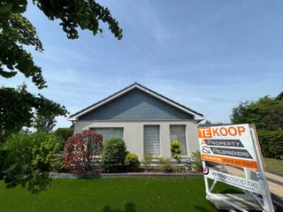 <p><span>Ruime bungalow met grote tuin in rustige, kindvriendelijke buurt.<br /><br />Deze aangename woning met twee slaapkamers is gelegen in een zeer rustige en kindvriendelijke omgeving, binnen de gegeerde gouden driehoek nabij de N16, A12 en E19. Winkels, scholen en openbaar vervoer bevinden zich bovendien op wandel- en fietsafstand.</span></p><p><span>Bij het betreden van de woning kom je terecht in de inkomhal, die toegang geeft tot de lichtrijke woonkamer met eetruimte. Aansluitend bevindt zich de volledig uitgeruste keuken, voorzien van het nodige comfort. Via de nachthal bereik je het apart toilet, de badkamer, twee volwaardige slaapkamers en een multifunctionele ruimte met veranda, die naar wens kan worden ingericht als bureau, hobbyruimte of extra leefruimte.</span></p><p><span>De veranda biedt toegang tot de ruime garage met ingebouwde kasten. Daarnaast is er via de nachthal toegang tot de zolder, ideaal als extra bergruimte.</span></p><p><span>Vooraan beschikt de woning over een ruime oprit en een extra afsluitbare staanplaats. De grote tuin met meerdere terrassen en een tuinhuis vormt een absolute troef voor wie houdt van rust, ruimte en buitenleven.</span></p><p><span>De woning is uitgerust met zonnepanelen en een warmtepompboiler, wat bijdraagt tot een gunstiger energieverbruik en mee resulteert in een EPC-score van 313 kWh/m² jaar, overeenstemmend met label D. Deze score bevindt zich bovendien net onder de grens van label C. Met een beperkte bijkomende investering in dakisolatie, die eenvoudig zelf kan worden aangebracht, kan de woning naar verwachting een EPC-label C behalen. <br /><br />Prijs vanaf 355.000 euro.<br />Voor meer informatie of een bezoek ter plaatse, neem gerust contact op.</span></p>