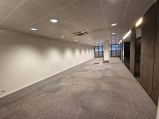 Het pand is gelegen in het centrum van Antwerpen, in de Schupstraat, een centrale locatie binnen de Antwerpse diamantwijk. Deze straat vormt...