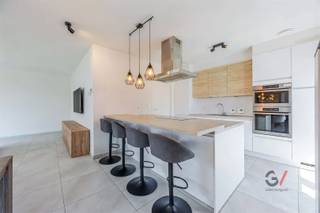 <p>Op zoek naar een plek waar je écht thuis kan komen? Welkom in de Reikemstraat 7 in Herent.</p><p>Vanaf het moment dat je binnenstapt voel je je direct thuis. De gezellige leefruimte met grote raampartijen baadt de hele dag in natuurlijk daglicht en vormt zonder twijfel het kloppende hart van de woning, een plek om samen te koken, te tafelen en herinneringen te maken.</p><p>Met 6 slaapkamers en 2 badkamers biedt deze instapklare halfopen bebouwing verrassend veel mogelijkheden. Of je nu een groot gezin hebt, een thuisbureau wenst of extra ruimte zoekt voor hobby’s of logés, hier kan het allemaal.</p><p>Wat deze woning extra bijzonder maakt, is de ligging in een doodlopende straat. Hier spelen kinderen nog onbezorgd buiten, fietsen ze veilig op straat en geniet je van echte rust.</p><p>En toch ligt alles dichtbij: scholen, winkels, openbaar vervoer en een vlotte verbinding naar Leuven en Brussel.</p><p>Dit is meer dan een huis, het is een plek waar een nieuw hoofdstuk begint. </p><p>Wacht niet langer en maak een afspraak met Lauren van Gilles Vastgoed via 0468/486 127 of email haar via lauren@gillesvastgoed.be</p>