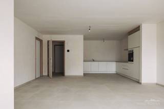 Gelegen in het hart van Avelgem, biedt dit stijlvolle, gelijkvloerse nieuwbouwappartement in 'Residentie Meersenzicht' alles wat je nodig hebt voor comfortabel wonen. Dankzij de uitstekende ligging ben je op korte afstand van winkels, scholen en belangrijke verkeersverbindingen.<br /><br />In het appartement zien we een inkomhal, gastentoilet, leefruimte met volledig ingerichte keuken, wasplaats, 1 slaapkamer, badkamer met dubbele lavabo en een inloopdouche. Terras van 3,70m².<br /><br />Eigenschappen:
<ul>
<li>Energiezuinig (E-peil = 45)</li>
<li>Verwarming door lucht-water warmtepomp en vloerverwarming</li>
<li>Ventilatiesysteem type D</li>
<li>Gemeenschappelijke fietsenberging</li>
<li>Optioneel een parkeerplaats aan te kopen</li>
</ul>
Met een woonoppervlakte van 92 m² biedt dit appartement een perfecte balans tussen comfort en functionaliteit. Dankzij het energiezuinige karakter geniet u van lage energiekosten en een aangename woonervaring.<br /><br />Prijs: exclusief BTW, registratie en bijkomende kosten.<br /><br />Meer info of een bezoek? Contacteer Kyamo De Smet: 0479 06 13 71