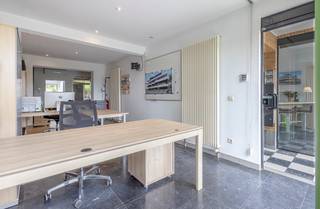 <p>Veelzijdig opbrengst- en investeringspand met handelsgelijkvloers en woonentiteit – tal van mogelijkheden!</p><p>Ontdek dit polyvalente gebouw boordevol potentieel, ideaal voor zelfstandigen, investeerders of wie wonen en werken wenst te combineren.</p><p>Het gelijkvloers is momenteel ingericht als kantoorruimte en opgedeeld in verschillende aparte ruimtes, maar kan dankzij de flexibele indeling perfect worden aangepast naar eigen noden of activiteiten. Achteraan bevindt zich bovendien een gezellig koertje.</p><p>De bovenverdiepingen zijn vandaag ingericht als twee duplex-entiteiten, al dient dit stedenbouwkundig beschouwd te worden als één woonentiteit.</p><p>Indeling eerste verdieping:</p><ul><li><p>Linkerzijde: woonkamer, keuken, badkamer en toilet</p></li><li><p>Rechterzijde: woonkamer, keuken, hal, slaapkamer en badkamer</p></li></ul><p>Op de tweede verdieping beschikt zowel de linker- als rechterzijde nog over een bijkomende slaapkamer.</p><p>Dit pand biedt bijzonder veel mogelijkheden dankzij de ruime bewoonbare oppervlakte, de moduleerbare indeling en de combinatie van commerciële en residentiële ruimtes. Ideaal als investering, praktijk- of kantoorruimte met woonst, kangoeroewoning, co-housingproject of voor wie op zoek is naar een pand met uitbreidings- en herinrichtingsmogelijkheden.</p><p>Troeven:</p><ul><li><p>Commercieel gelijkvloers met veel indelingsmogelijkheden</p></li><li><p>Woonruimte met groot potentieel</p></li><li><p>Klein stadsterras/koertje</p></li><li><p>Interessante investering</p></li><li><p>Centrale en vlot bereikbare ligging</p></li><li><p>Tal van gebruiksmogelijkheden</p></li></ul><p>Een eigendom met karakter en opportuniteiten die u volledig naar eigen wens kan invullen!</p>