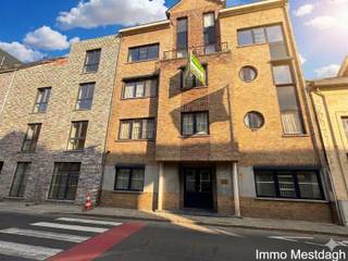 Ruim Appartement met Garage, 2 slaapkamers en terras.<br />Bent u op zoek naar een instapklaar appartement op een toplocatie? <br />Dit ruime appartement met twee slaapkamers en terras bevindt zich op de 2de verdieping en op een zucht van het station en de groene vesten. <br />Het appartement is bereikbaar met de lift of vaste trap.<br />Hier geniet u van het stadsleven met alle faciliteiten op wandelafstand.<br />De Troeven:<br />Locatie: Binnen de ring, uitstekende bereikbaarheid (trein/bus/auto).Ruimte: <br />Slimme indeling met veel aandacht voor bergruimte.<br />Comfort: Badkamer met zowel bad als douche en een ruim terras.<br />Omgeving: Directe toegang tot de stad en de natuur.<br />Nieuwe performante condenserende gasketel.<br />Indeling van de woning:<br />Ontvangsthal met vestiaireruimte en gastentoilet.<br />Lichtrijke woonkamer met directe toegang tot het terras.<br />Open keuken met aansluitend een zeer praktische berging.<br />Nachthal die leidt naar 2 volwaardige slaapkamers. <br />Badkamer uitgerust met ligbad, douche en dubbele lavabo.<br />Ruime aparte berging/wasplaats voor optimaal gemak.<br />Garage: Geen parkeerstress dankzij de mogelijkheid tot aankoop van een garage achter het gebouw, Prijs 25.000€.