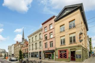 <p>Handelspand met karakter op toplocatie in het historisch centrum van Antwerpen</p><p>Gelegen op een uitstekende commerciële locatie in de Lange Nieuwstraat bevindt zich dit instapklare handelspand met een authentieke uitstraling. Dankzij de grote etalage, de open indeling en de centrale ligging biedt dit pand een uitstekende zichtbaarheid en tal van mogelijkheden voor uiteenlopende commerciële activiteiten.</p><p>De gelijkvloerse handelsruimte beschikt over een open en lichtrijke indeling, afgewerkt met karaktervolle bakstenen muren en een stijlvolle industriële uitstraling. De ruimte is ideaal voor een winkel, tattoo- of beautystudio, galerij, showroom, …</p><p>Via een vaste trap bereikt u de ruime kelderverdieping van eveneens ca. 37m2. Deze biedt heel wat extra opslagruimte en is bovendien uitgerust met een toilet.</p><p>Extra troeven:</p><p>* Commerciële toplocatie in het centrum van Antwerpen</p><p>* Instapklare handelsruimte</p><p>* Grote etalage met uitstekende visibiliteit</p><p>* Ruime kelder</p><p>* Vlotte bereikbaarheid</p><p>* Beschikbaarheid overeen te komen</p><br /><p>Info/bezoek: 03 283 83 00 - noord@sinjoor.be</p>