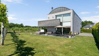 Deze uitzonderlijke designvilla, ontworpen door de gerenommeerde architecten Drieskens & Dubois, vormt een harmonieuze symbiose tussen...