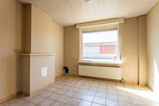 Te renoveren half open bebouwing met tuin te Grembergen.<br />Gelijkvloers : inkomhal, ruime woonkamerkeuken, keuken en badkamer. <br />Eerste verdiep : 2 ruime slaapkamers.<br />de tuin en aparte oprit zijn extra troeven<br />Graag een bezoek brengen aan deze woning? Bellen naar 0471/59 40 43 of mailen naar tom@cornelis-goeman.be