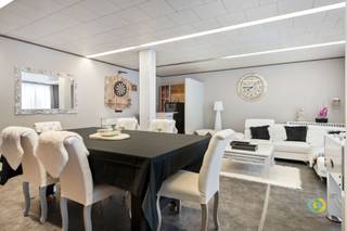 <p><span>BIJNA 3 WONINGEN VOOR DE PRIJS VAN 1: RUIMTE, FLEXIBILITEIT EN TAL VAN MOGELIJKHEDEN!</span></p><p><span>Op zoek naar een ruime woning die u ook professioneel kunt benutten? Dit veelzijdige pand combineert wonen en werken en biedt bovendien mogelijkheden voor een kangoeroewoning, een zelfstandige praktijk of een combinatie van verschillende functies.</span></p><p><span>Dankzij de twee afzonderlijke ingangen kunt u wonen en werken perfect scheiden. De ruimte op de hoek (45 m²) leent zich uitstekend als winkel of kantoor, terwijl de ruimte links (29 m²) ideaal is voor een bureau, praktijk of gezellige zithoek. Ook de polyvalente ruimte van 39 m² kan naar wens worden ingericht, eventueel met een nieuwe toegang tot de koer.</span></p><p><span>De keuken van 19,5 m² biedt voldoende plaats voor een eetruimte en geeft rechtstreeks uit op de koer. Op het gelijkvloers vindt u daarnaast twee badkamers met douche en wc, een praktische wasruimte en een eerste slaapkamer.</span></p><p><span>De eerste verdieping telt nog eens vier slaapkamers. Bovendien biedt de zolder extra inrichtingsmogelijkheden, net als de ruimte boven de polyvalente ruimte.</span></p><p><span>Een zee aan ruimte, meerdere toegangen en eindeloos veel potentieel.</span><span> Of u nu ruim wilt wonen, wonen en werken wilt combineren, een zelfstandige activiteit wilt uitbouwen of een kangoeroewoning zoekt: hier bepaalt u zelf hoe u de mogelijkheden optimaal benut!</span></p>
