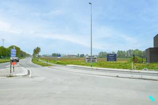 Deze gunstig gelegen bouwgrond van 1102 m² biedt de ideale combinatie van wonen en werken. Gelegen langs de Ringlaan (N50) geniet het perceel van...