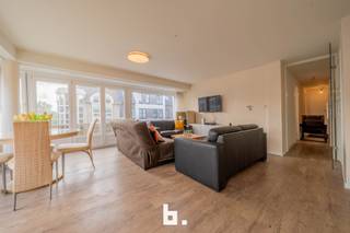 Dit mooie, zonnige hoek appartement ligt op slechts 100 meter van de zee en biedt een perfecte combinatie van comfort en locatie. Het...