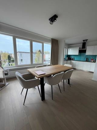 Ruim en lichtrijk appartement in rustige, doodlopende straat te Wommelgem.<br /><br />Dit instapklare appartement is gelegen in een rustige, doodlopende straat, ideaal voor wie op zoek is naar comfort en een rustige woonomgeving. De ligging biedt een extra troef met een hondenpark en speeltuin op wandelafstand.<br /><br />Bij het betreden van het appartement kom je in een ruime en royale inkomhal, die meteen een aangenaam gevoel van ruimte geeft. De grote leefruimte geniet van veel lichtinval met vliegenraam en sluit naadloos aan op de open keuken, wat zorgt voor een moderne en gezellige leefomgeving.<br /><br />Het appartement beschikt over drie volwaardige slaapkamers van respectievelijk 16 m², 12 m² en 9 m², ideaal voor een gezin, thuiskantoor of hobbyruimte. 2 van de 3 kamers beschikken alsook over vliegramen. <br /><br />Verder is er:<br /><br />een badkamer<br />een aparte ruimte voor wasmachine en droogkast<br />een grote, droge kelder, perfect voor extra stockage<br /><br />Contact via contactformulier (mail) of telefonisch: <br /><br />+3249 363 52 49<br />+3249 725 00 50<br /><br />elize.mol@hotmail.com<br /><br /><br />