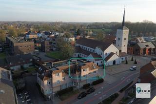 <u>Uitzonderlijk gunstig gelegen, energiezuinig appartement in de schaduw van Landegemkerk;</u><br /><br /><u>Enerzijds beschikt </u><u>men werkelijk over alles in je</u><u> directe omgeving;</u> diensten, winkels, schooltje(s), opvang, recreatie...<br />Met vaak bezochte wandel- en fietsroutes om de hoek. <br /><br /><u>Anderzijds de moeilijk te evenaren vlotte verbinding</u> met talrijke verbindingswegen en openbaar vervoer,<br />+ treinstation Landegem op slechts 700 m.<br /><br />Licht en luchtigheid vormen een rode draad doorheen de opeenvolgende leef/slaap en praktische ruimtes. <br />Deze aanbieding is gelegen op de tweede verdieping van “residentie Brouwerij”.<br />Belangrijk voor wie hier noodzaak aan zou hebben er is <strong><u>géén lift aanwezig</u></strong>!<br /><br /><u>Energiezuinig (EPC 172 - Label B) twee-slaapkamer appartement + ondergronds gemeenschappelijke fietsenberging.</u><br />Eveneens is er een <u>ruime parkeergelegenheid</u> voor de wagen(s) in de directe nabijheid van deze woonst. <br /><br />Op het gelijkvloers: gemeenschappelijke inkomhal, afgesloten van de privatieve appartementen.<br />Via de trappenhal komen we tot de tweede verdieping (géén lift aanwezig).<br />Het appartement beschikt over een ruime inkom met mogelijkheid tot voorzien vestiairekast.<br />De centrale gang verbindt de verschillende slaap/ leef/ praktische ruimtes; apart toilet, twee slaapkamers, badkamer.<br />Berging/ verwarmingsruimte waar men voldoende ruimte vindt voor wasmachine, droogkast + eventueel diepvries te voorzien.<br />Finaal lichtrijke leefruimte, woonkamer, aansluitend keuken voorzien van toestellen met uitzondering van een vaatwasmachine.<br /><br />Als toekomstig bewoner geniet men hier alle voordelen en troeven van centraal wonen in een levendig dorp waar nog alle voorzieningen aanwezig zijn.<br /><strong><u>Basishuurprijs = 725 euro + 50 euro (gemeenschappelijke delen) = 775 euro/ maand.</u></strong><br />Water/ elektriciteit /gas zijn op eigen naam te nemen + voor wie dit wenst meteen beschikbaar – 01/03/2026.<br /> <br /><strong><u>Mail Regio Vastgoed voor</u></strong><strong><u> alle</u></strong><strong><u> verdere info en</u></strong><strong><u> wij houden jullie op de hoogte van de eerste</u></strong><strong><u> </u></strong><strong><u>bezoekdagen. </u></strong>