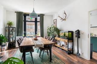 Dit gezellige duplex appartement is gelegen aan de Turnhoutsebaan 264 in Wijnegem, op een centrale locatie met winkels, openbaar vervoer en andere voorzieningen in de onmiddellijke omgeving.<br /><br />U betreedt het appartement via de inkomhal op het gelijkvloers. De trap brengt u naar de eerste verdieping, waar u terechtkomt in de aangename en lichtrijke leefruimte met eetkamer. Aansluitend bevindt zich de keuken, uitgerust met een keramische kookplaat, vaatwasser, koelkast met vriesvak en spoelbak.<br />Vanuit de leefruimte heeft u rechtstreeks toegang tot het grote terras van maar liefst 25 m². Een heerlijke buitenruimte met voldoende plaats voor een ruime eettafel en gezellige zithoek.<br />Op de tweede verdieping bevinden zich twee ruime slaapkamers van respectievelijk 19,5 m² en 14 m². Daarnaast vindt u hier de moderne badkamer, voorzien van een inloopdouche met regendouche en lavabo alsook een apart toilet<br /><br />Troeven:<br />+ Intapklaar<br />+ Ruim duplex appartement met privatieve kelder op -1<br />+ 2 volwaardige slaapkamers<br />+ Groot terras van 25 m²<br />+ Kleinschalig gebouw & individuele meters<br />+ Conforme elektrische installatie<br />+ Winkels en openbaar vervoer in de onmiddellijke omgeving<br /><br />Bent u op zoek naar een ruim duplex appartement met een uitzonderlijk groot terras op een centrale locatie in Wijnegem? Dan is dit appartement zeker een bezoek waard.<br />Interesse? Neem contact op met VB Vastgoed via 03 337 50 70 of info@vbvastgoed.be voor meer informatie of een bezichtiging.