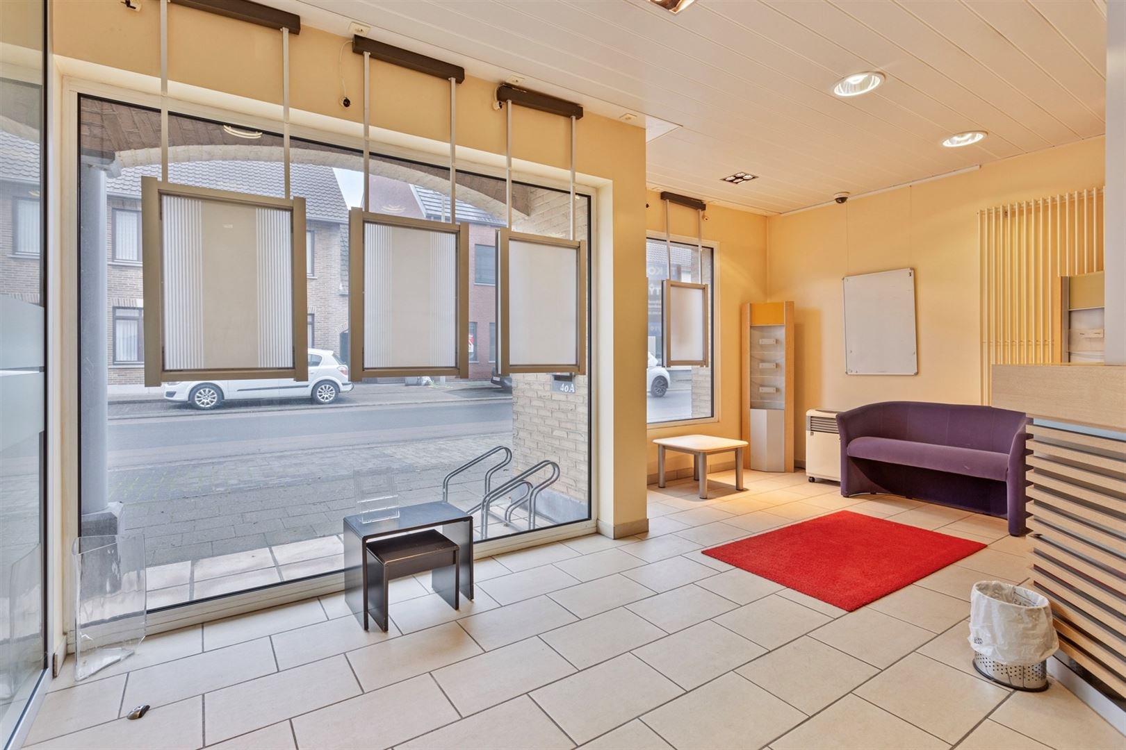 Voormalig bankkantoor met wachtruimte, loket, 3 burelen, polyvalente ruimte en een bergruimte - foto 1