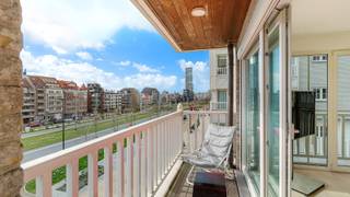 Prachtig hoekappartement met 3 slaapkamers, 3 badkamers en een mooi zonneterras, schitterend gelegen op de volledig vernieuwde Graaf d’Ursellaan. Dankzij de hoekligging geniet u hier van mooie open zichten en een overvloed aan zonlicht. Energiezuinig met een energielabel A.<br /><br />Het appartement ligt net achter de Zeedijk waardoor u geniet van een optimale oriëntatie naar het zuiden. Een absoluut vakantiegevoel met het strand en de duinen om de hoek. <br />Een bewoonbare oppervlakte van ca.116 m² wat interessant is voor zowel vaste bewoning als tweede verblijf. <br /><br />Indeling: inkomhal met gastentoilet, fantastische leefruimte met parket en toegang tot het zonneterras, halfopen keuken met alle nodige toestellen, een praktische berging met wasmachine-aansluiting. Verder nog 3 volwaardige slaapkamers met elk hun badkamer.<br />Algemene fietsenstalling in het gebouw en een privatieve kelder inbegrepen in de prijs.<br /><br />Een zeldzame kans op een absolute toplocatie.<br /><br />Bezoeken of meer informatie?<br />Contacteer Sacha Vanrafelghem op GSM 0487/43.79.10.