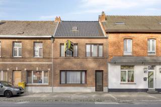 Deze ruime, op te frissen gezinswoning is centraal doch rustig gelegen in de Schoolstraat te Meerhout. U geniet hier van een vlotte verbinding naar het centrum van Meerhout, de omliggende gemeenten en de verbindingswegen.<br /><br />Via de inkomhal betreedt u de leefruimte, die dankzij de raampartijen geniet van een aangename, natuurlijke lichtinval. Aansluitend bevindt zich de aparte keuken. De indeling van het gelijkvloers is praktisch en biedt tal van mogelijkheden om de ruimtes naar eigen smaak en moderne standaarden te herinrichten.<br /><br />Verder vindt u op het gelijkvloers een handige wasplaats/berging en een gastentoilet. De aanwezigheid van een kelder zorgt bovendien voor de nodige extra stockageruimte.<br /><br />via de trap in de inkomhal komen we op veridpeing 1, waar de nachthal toegang geeft tot de 3 slaapkamers en de badkamer. Met een bruto bewoonbare oppervlakte van ruim 20 m² biedt deze woning opmerkelijk veel ruimte voor een groot gezin of voor wie nood heeft aan extra ruimte.<br /><br />De woning is voorzien van een ruime garage achteraan die tevens toegang biedt tot ruime publieke parking achter de tuin.<br /><br />EPC Label D (345 kWh/m² jaar)