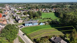 Prachtig perceel bouwgrond van 896m² voor een woning in half open verband met een oost-georiënteerde tuin en zicht op groen. De bouwgrond is zeer gunstig gelegen in een rustige en landelijke omgeving, op fietsafstand van het centrum van Ramsel (Herselt) en nabij al het nodige.
