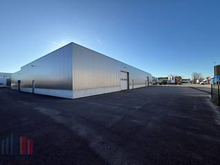 Uitstekend gelegen gerenoveerd magazijn van 490 m² te huur, op slechts 400 meter van de Steenweg Deinze, met een directe aansluiting op de N60...