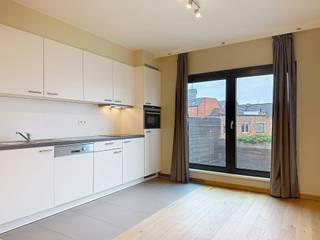 Burggravenlaan 191 bus 203: 1 slaapkamer appartement gelegen nabij station, indeling als volgt: Inkomhal met wc, ruime lichtrijke living met open keuken, 1 slaapkamer, badkamer met douche, 

€755+ €45
Onmiddellijk beschikbaar