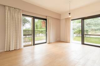 Deze luxueuze gelijkvloerse assistentiewoning te koop is gelegen in het prestigieuze complex Golf by Zilverduin te De Haan - Klemskerke, een zorgresidentie voor senioren. <br /><br />Indeling:<br />- lichtrijke woonruimte gelegen op de hoek waardoor u geniet van veel lichtinval<br />- privatief terras (25m²) me tuintje (60m²) waar u bijna de ganse dag door geniet van de zon<br />- open keuken uitgerust met een keramische kookplaat, spoeltafel, frigo, combi-oven en vaatwas (toestellen AEG)<br />- berging met aansluiting voor wasmachine<br />- slaapkamer 1 (14m²) met toegang tot de badkamer voorzien van een badkamermeubel, douche en toilet<br />- slaapkamer 2 (8m²) <br />- privatieve kelderberging<br /><br />Bovendien kan u gebruik maken van de extra service die Zilverduin aanbiedt zoals o.a. fitness- en sportruimte, gemeenschappelijke ruimte me tv, cafetaria, kapsalon,... <br /><br />Mogelijkheid aankopen van een autostaanplaats in de ondergrondse garage!<br /><br />Pluspunten:<br />- rolstoeltoegankelijk <br />- recent gebouw<br />- instapklaar<br />- terras met tuintje<br />- hoogwaardige materialen<br />- extra service<br />- gelijkvloers appartement<br /><br />Bent u op zoek naar een assistentiewoning te koop te De Haan, omgeven door een oase van rust? Bel ons snel voor een bezichtiging ter plaatse! <br /><br />Bestuursmaatregelen in het maatregelenregister: in aanvraag
