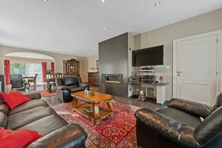 Dans une impasse, nous trouvons cette villa sur un terrain de 17 ares. La maison bénéficie d'un emplacement verdoyant avec un accès facile à l'E313...