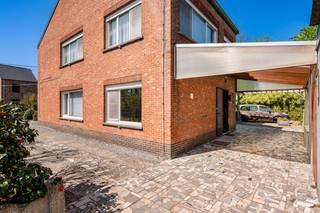 Bent u op zoek naar een woning met karakter, ruimte en een uitzonderlijk rustige ligging? Deze open bebouwing, opgericht in 1958, bevindt zich op een prachtig perceel van maar liefst 2.108 m² en biedt tal van mogelijkheden voor wie zijn droomwoning wil realiseren. Dankzij de landelijke en uiterst rustige ligging geniet u hier van maximale privacy en een groene omgeving, terwijl de ruime bewoonbare oppervlakte en de praktische indeling zorgen voor een solide basis om de woning volledig naar eigen smaak te moderniseren. De grote tuin met prieel vormt bovendien een ideale plek om te ontspannen en te genieten van het buitenleven.<br /><br /><strong><u>Indeling:</u></strong><br /><br /><strong>Gelijkvloers</strong>:
<ul>
<li>Inkomhal</li>
<li>Ruime woonkamer</li>
<li>Keuken</li>
<li>Wasplaats</li>
<li>Afzonderlijk toilet</li>
<li>CV-ruimte</li>
<li>Garage</li>
<li>Kelder</li>
</ul>
<strong>Eerste verdieping</strong>:
<ul>
<li>5 volwaardige slaapkamers</li>
<li>2 badkamers</li>
</ul>
Daarnaast beschikt de woning over een vaste trap naar de <strong>zolderverdieping</strong>, wat extra uitbreidingsmogelijkheden biedt.<br /><br /><strong>Extra troeven:</strong> Deze woning is voorzien van een regenwaterput, een septische put en een grondwaterput.<br /><br /><strong>Aandachtspunten</strong>:<br />De woning heeft een EPC-score van E, waardoor de renovatieverplichting van toepassing is. Dit biedt echter de kans om de woning volledig naar eigen smaak en hedendaagse normen te moderniseren.<br /><br /><strong>Conclusie</strong>:<br />Deze eigendom is een unieke opportuniteit voor wie op zoek is naar ruimte, rust en een woning met toekomstmogelijkheden. De absolute troef is zonder twijfel de ligging in een groene, stille omgeving.<br /><br />Ontdek deze woning nu al via de interactieve grondplannen met foto’s.<br />Surf naar www.wijns.be en klik op “virtueel bezoek”.<br /><br />📞 Voor meer informatie of een bezoek: 0473 33 33 33<br />✉️ philip@wijns.be