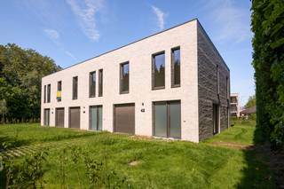 In een rustige en gegeerde buurt van Lier bieden wij deze stijlvolle halfopen nieuwbouwwoning aan. Dankzij de doordachte architectuur, hoogwaardige materialen en energiezuinige afwerking is dit de ideale gezinswoning voor wie comfortabel en toekomstgericht wil wonen.<br /><br />Troeven van de woning:<br />- 4 ruime slaapkamers – perfect voor een groot gezin, een hobbyruimte of een thuisbureau.<br />- Moderne keuken met hoogwaardige toestellen, veel lichtinval en een praktische indeling.<br />- Stijlvolle badkamer met eigentijds comfort en een kwalitatieve afwerking.<br />- Inpandige garage met directe toegang tot de woning.<br />- BEN (E-30), met optionele mogelijkheid om nog energiezuiniger te bekomen.<br /><br />Halfopen bebouwing met veel privacy en een aangename tuin.<br /><br />De woning bevindt zich in een rustige, kindvriendelijke straat, met scholen, winkels en openbaar vervoer op korte afstand. Het centrum van Lier is vlot bereikbaar, net zoals belangrijke invalswegen richting Antwerpen en Mechelen.<br /><br />Oplevering voorzien voor Q3 - 2026. <br /><br />Aarzel niet een afspraak met ons te maken.