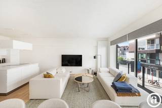 <p>Dit modern appartement met zijdelings zeezicht is ideaal gelegen, vlakbij de winkels in de Kustlaan en op enkele stappen van het strand en de zee.</p>
<p>Bij binnenkomst betreed je een ruime hal met een vestiaire en een apart gastentoilet.</p>
<p>De open keuken is uitgerust met alle moderne toestellen en sluit naadloos aan op de lichtrijke leefruimte. Deze ruime woonkamer, met een breedte van 6 meter, geeft toegang tot een gezellig balkon en biedt plaats aan zowel een salon als een eetgedeelte.</p>
<p>Het appartement beschikt over twee dubbele slaapkamers, beide voorzien van ingebouwde kasten en elk met een eigen badkamer of douchekamer.</p>
<p>Daarnaast zijn er praktische voorzieningen zoals een fietsenberging op het gelijkvloers en een privatieve kelder in de residentie.</p>