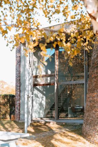 Uniek kantoor met karakter: werken rond een historische molen. 6 privatieve parkeerplaatsen zijn bovendien rechtstreeks voor het gebouw voorzien...