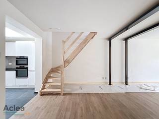 Totaal gerenoveerde woning te huur op een uitstekende locatie in Eeklo. <br /><br />De woning werd volledig vernieuwd en is volledig instapklaar. De woning is onmiddellijk beschikbaar.<br /><br />Indeling: <br />Gelijkvloerse verdieping: inkomhal, eet-en leefruimte met open lichtrijke keuken, badkamer en toilet.<br />Eerste verdieping: slaapkamer 1 en slaapkamer 2<br />Tweede verdieping: slaapkamer 3 en zolderruimte <br /><br />Achteraan de woning is er een zeer aangenaam terras met tuin. <br /><br />Interesse? Aarzel niet om ons te contacteren via vastgoed@aclea.be