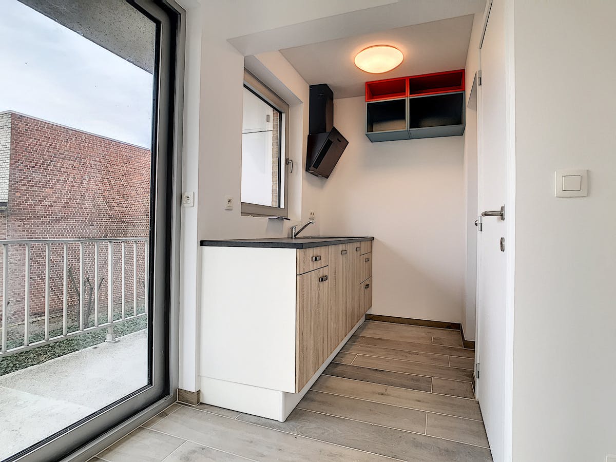 Gerenoveerde studio met 1 slaapkamer en terras te Roeselare. - foto 4